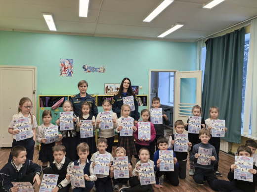 Инспекторы ГИМС обучают детей правилам поведения на зимних водоемах