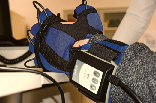 В Воронеже пациентам после инсульта помогают восстановиться с помощью перчатки-робота