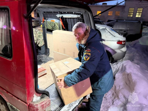 Сотрудники ПСЧ №32 оказали помощь в погрузке гуманитарной помощи для бойцов СВО