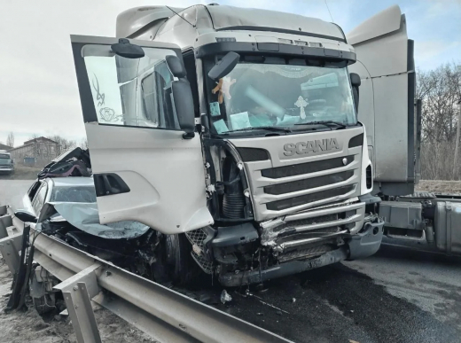 Грузовик смял легковушку на воронежской трассе: среди пострадавших – 2-летняя девочка