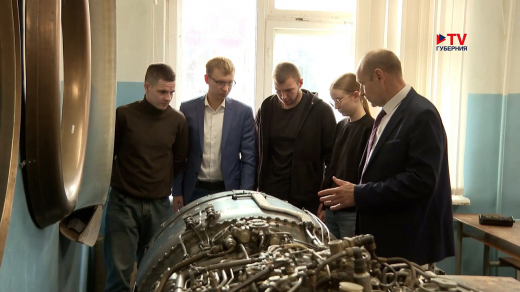 В окно воронежского вуза внесли двигатель истребителя весом в тонну