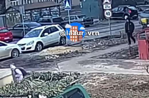 Эксгибиционист преследовал девочку в воронежском ЖК и попал на видео