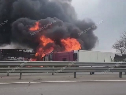 В Воронежской области полностью открыли движение по М-4 «Дон», где перевернулась и загорелась фура