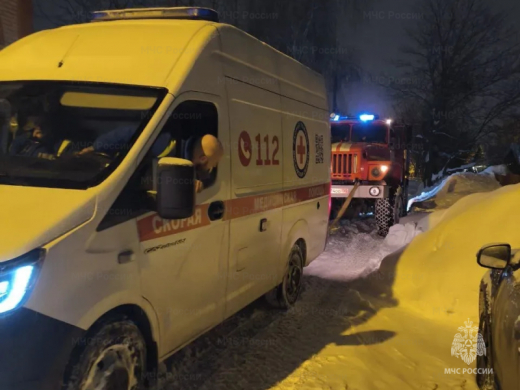 Пожарные Красногорска вытащили застрявшую в снегу машину 