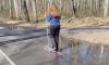 Стало известно, зачем женщина в лыжах гуляла по лужам в Воронеже