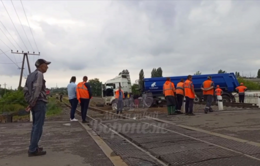 Фура застряла на железнодорожном переезде под Воронежем