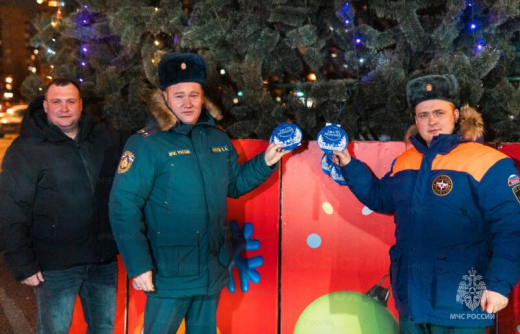В Чехове сотрудники МЧС России исполнили новогодние желания детей