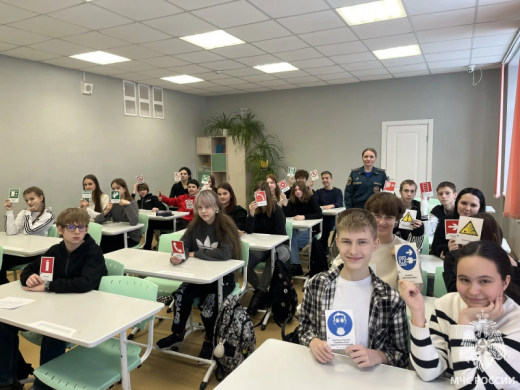 Занятие с пожарной дружиной в Нововоронежской школе