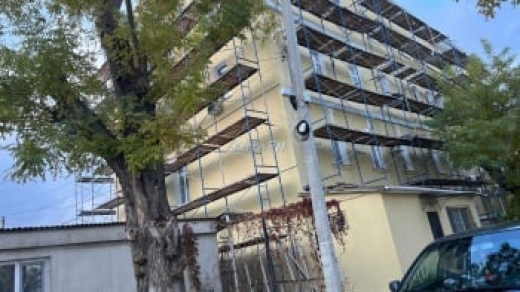 В Керчи идет ремонт многоэтажки на Айвазовского
