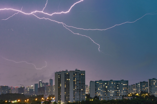 В Москву идет первая весенняя гроза. Жителей столицы просят быть осторожнее