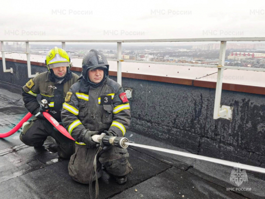 Пожарные Одинцова отработали способы подачи воды на высоту