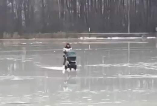 Катающаяся с детской коляской по тонкому льду женщина попала на видео в Балашихе