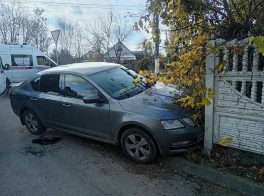 В воронежских Семилуках водитель Skoda Octavia влетел в забор и погиб