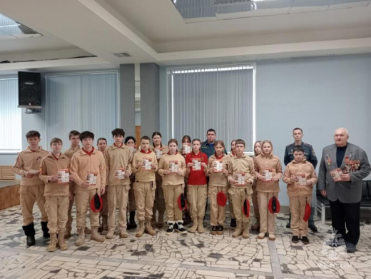 Сотрудники МЧС встретились с воспитанниками военно-патриотического клуба Серебряных Прудов