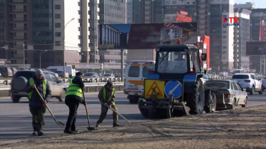 Коммунальщики Воронежа начали очистку тротуаров, дорог и обочин от пескосмеси и мусора