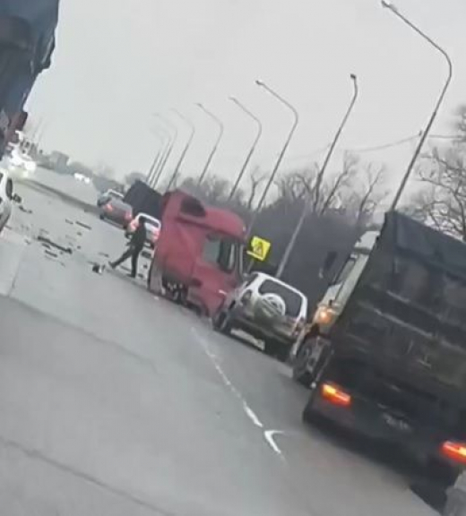 Кабина оторвалась: жёсткое ДТП с фурами случилось на воронежской трассе (ВИДЕО)