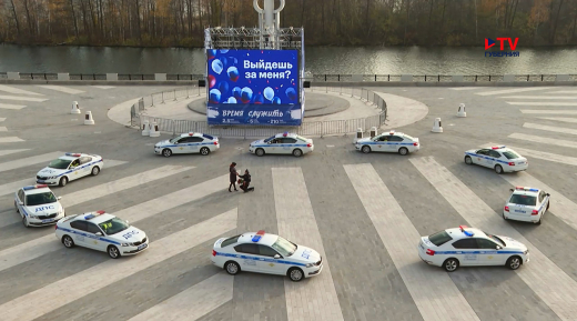 Невероятное предложение руки и сердца на Адмиралтейской площади сделал ветеран МВД в день полиции