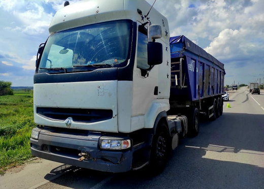 Фура насмерть сбила мужчину, перебегавшего дорогу на воронежской трассе