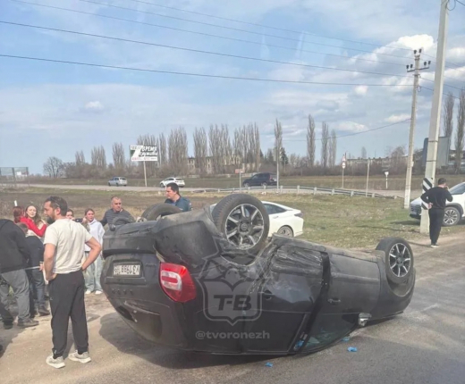 Авария с «перевёртышем» под Воронежем попала на видео