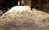 Улица в центре Москвы оказалась завалена снегом