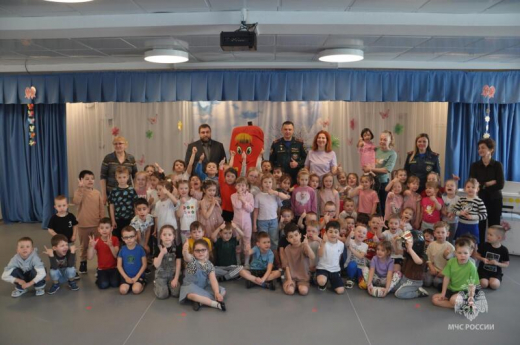 Огнеборцы Красногорска побывали в гостях у ребят из детского сада