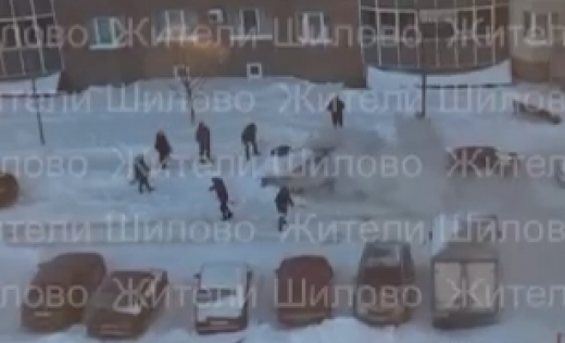 «Никто мимо не прошел»: полыхающую иномарку тушили снегом в Воронеже