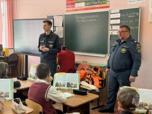 Сотрудники МЧС России проводят для юных жителей Рузского округа уроки безопасности «Осторожно! Тонкий лед!»