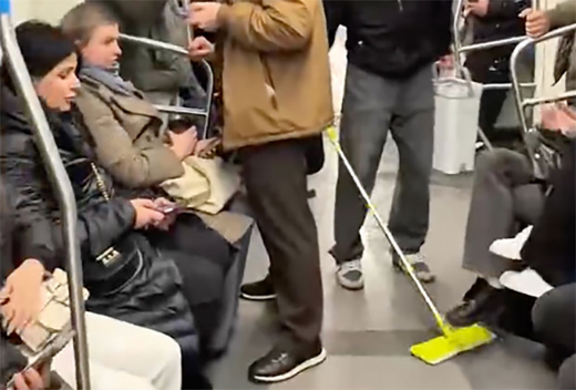 В Москве пассажир решил помыть пол в вагоне метро и попал на видео
