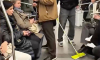 В Москве пассажир решил помыть пол в вагоне метро и попал на видео