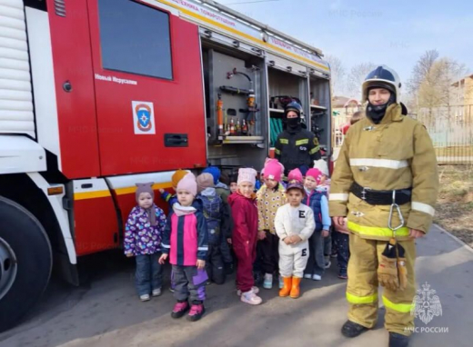 Пожарные Истры провели занятие для воспитанников детского сада