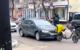 Курьер избил автомобилистку в центре Воронежа и попал на видео