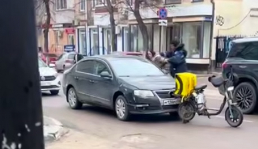 Курьер избил автомобилистку в центре Воронежа и попал на видео