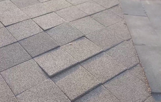 «Танцующую» плитку заметили пешеходы в центре Воронежа