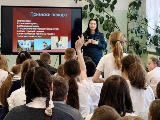 Школьники Можайского округа знакомятся с пожарными и спасателями