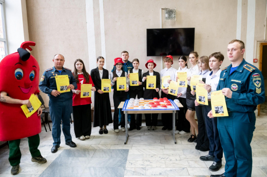 Сотрудники МЧС и 