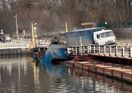 Пьяный рецидивист влетел в понтонный мост под Воронежем на угнанном «КамАЗе»
