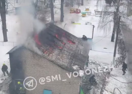 Крупный пожар вспыхнул у детского сада в Воронеже