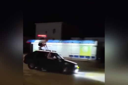 Экстремальное катание на крыше авто плохо закончилось для воронежца