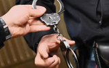 В Москве поймали мужчину, который подглядывал за женщинами в туалете через ершик