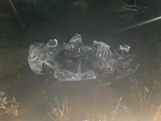 Машина с подростками перевернулась и сгорела под Воронежем: водитель сбежал