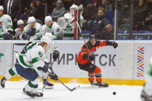 Хоккеисты из Боброва уступили на домашнем льду «Ермаку»