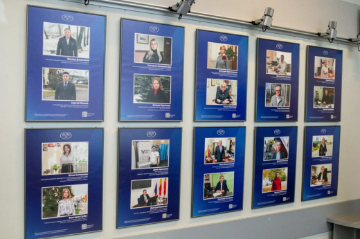 Фотовыставка «Служение в кадре: люди, которые ведут Воронежскую область к лучшему» открылась в Доме журналистов