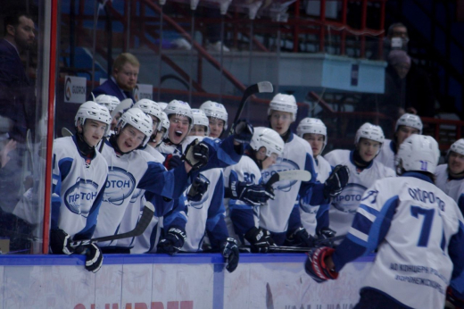 Хоккеисты из Нововоронежа дважды обыграли чемпиона НМХЛ