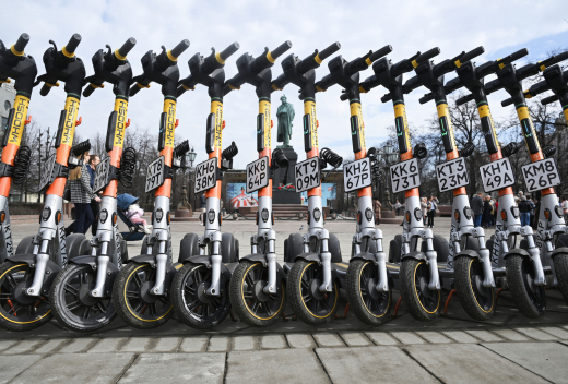 В Москве засняли на видео огромную парковку только с электросамокатами