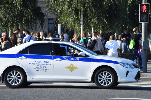 Автомобиль Gelandewagen влетел в пешеходный переход в Москве, водитель скрылся