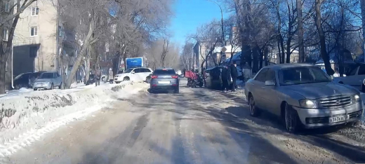 Курьер на скутере опрокинул легковушку в Воронеже