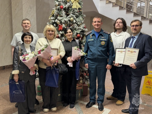 В Долгопрудном сотрудники МЧС поздравили коллег из ЕДДС с Днем спасателя