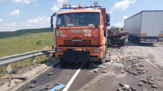 Машинист и дорожный рабочий пострадали в массовом ДТП с КамАЗами в Воронежской области