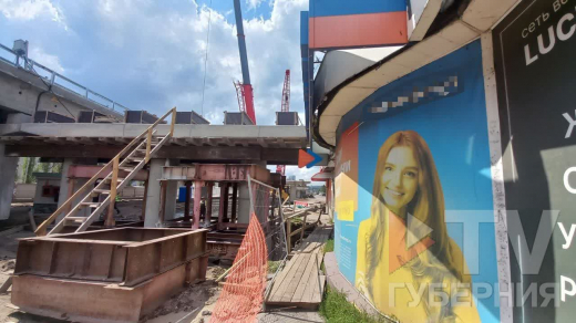 В Воронеже эстакаду вывели прямо на крышу торгового павильона