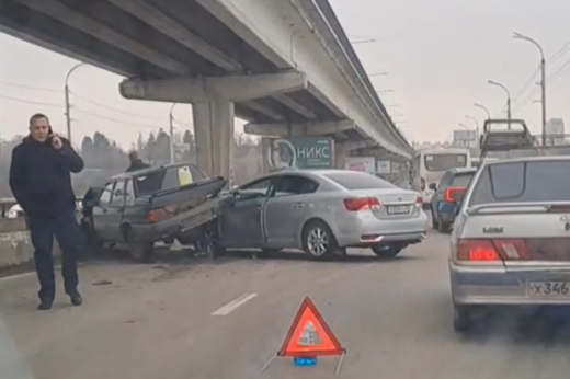 Огромная пробка сковала Северный мост из-за жёсткого ДТП